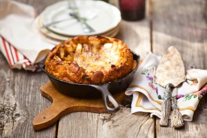 Mini panqué alemán con compota de frambuesa y durazno Recipe Image