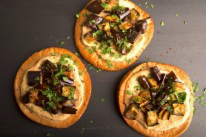 Pizza de pita con berenjena Recipe Image