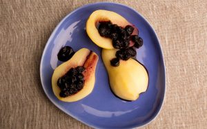 Peras pochadas con salsa de moras azules Recipe Image