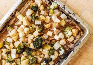 Verduras asadas otoñales con salsa de miso Recipe Image