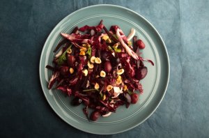 Ensalada roja de invierno con remolacha y avellanas Recipe Image