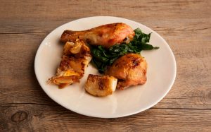 Pollo rostizado con nabos y ajo Recipe Image