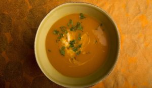 Sopa de ajo rostizado y patatas dulces Recipe Image