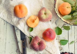 Albaricoques a la Parrilla con Yogur de Menta Recipe Image