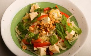 Salteado de fideos tailandés Recipe Image