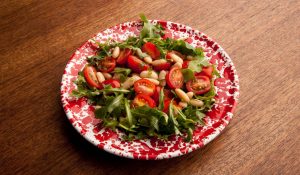 Ensalada de frijoles blancos, arúgula y jitomates Recipe Image