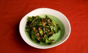 Ensalada de espinacas con pepitas tostadas Recipe Image