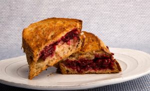 Sándwich de queso a la plancha con mermelada de frambuesa Recipe Image