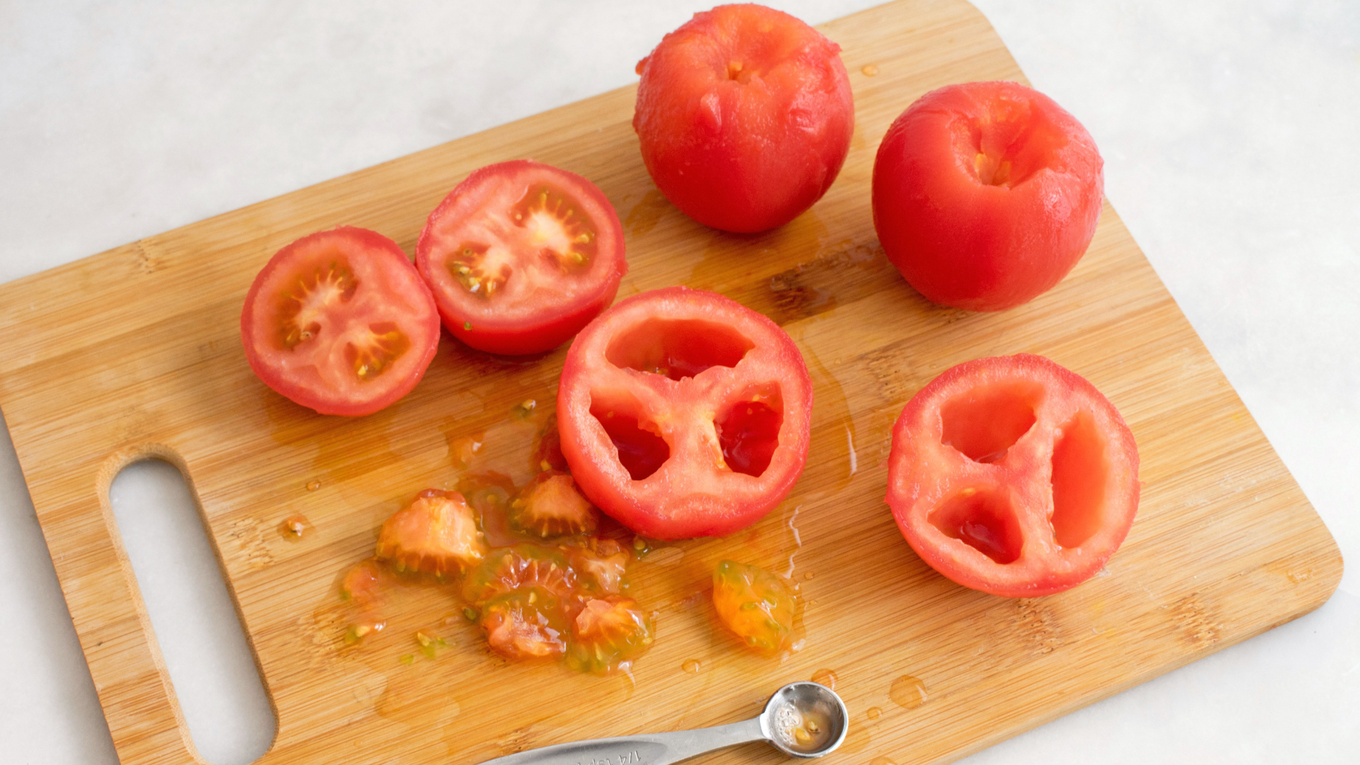 ¿Cómo quitar las semillas de los jitomates? Image